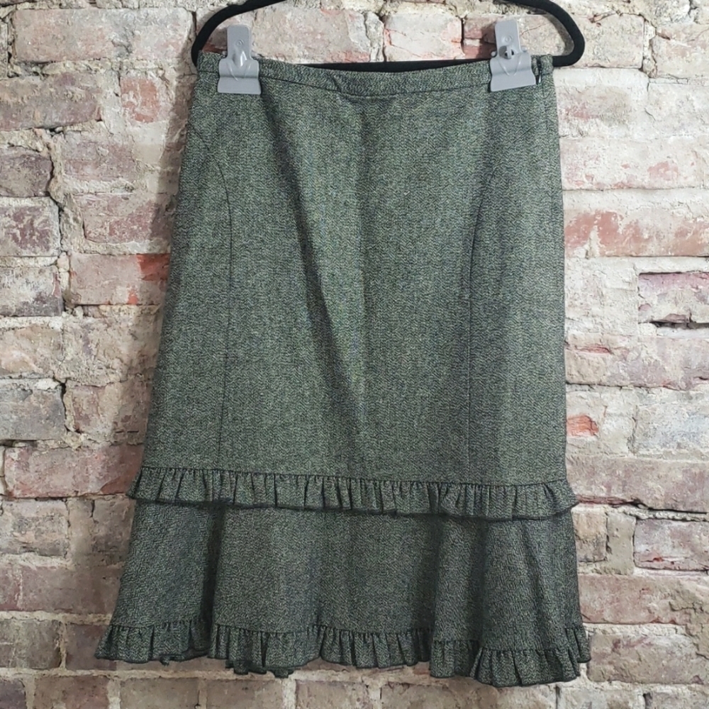 LOFT ladies skirt neutral grey and black in color. Size 6 pewter